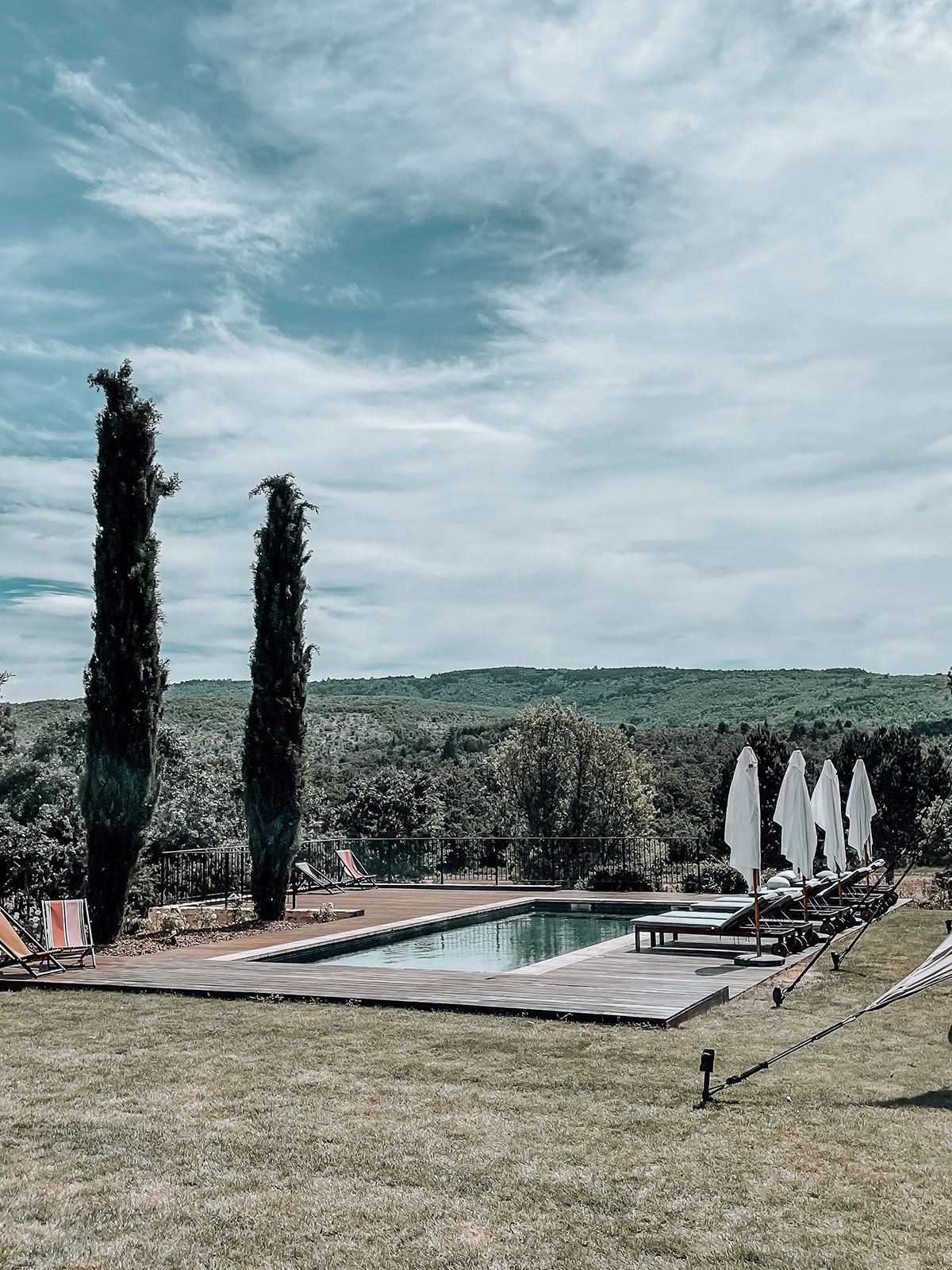 domaine-piscine-grange-de-javon-1 la grange de javon, vue de la piscine et du parc régional du lubéron