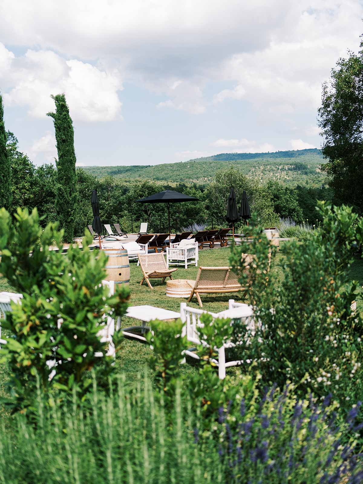 la grange de javon, vue de la piscine et du parc régional du lubéron
